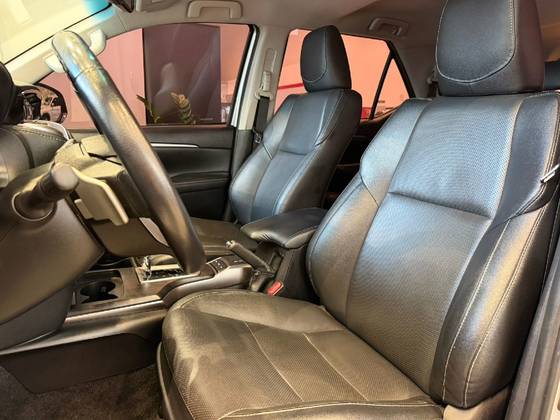 TOYOTA HILUX SW4 2.8 D-4D TURBO DIESEL SRX 4X4 AUTOMÁTICO